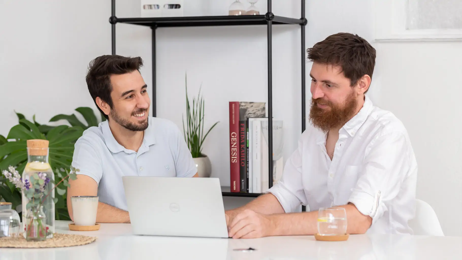 christoph-stickel-und-oemer-almali-am-tisch